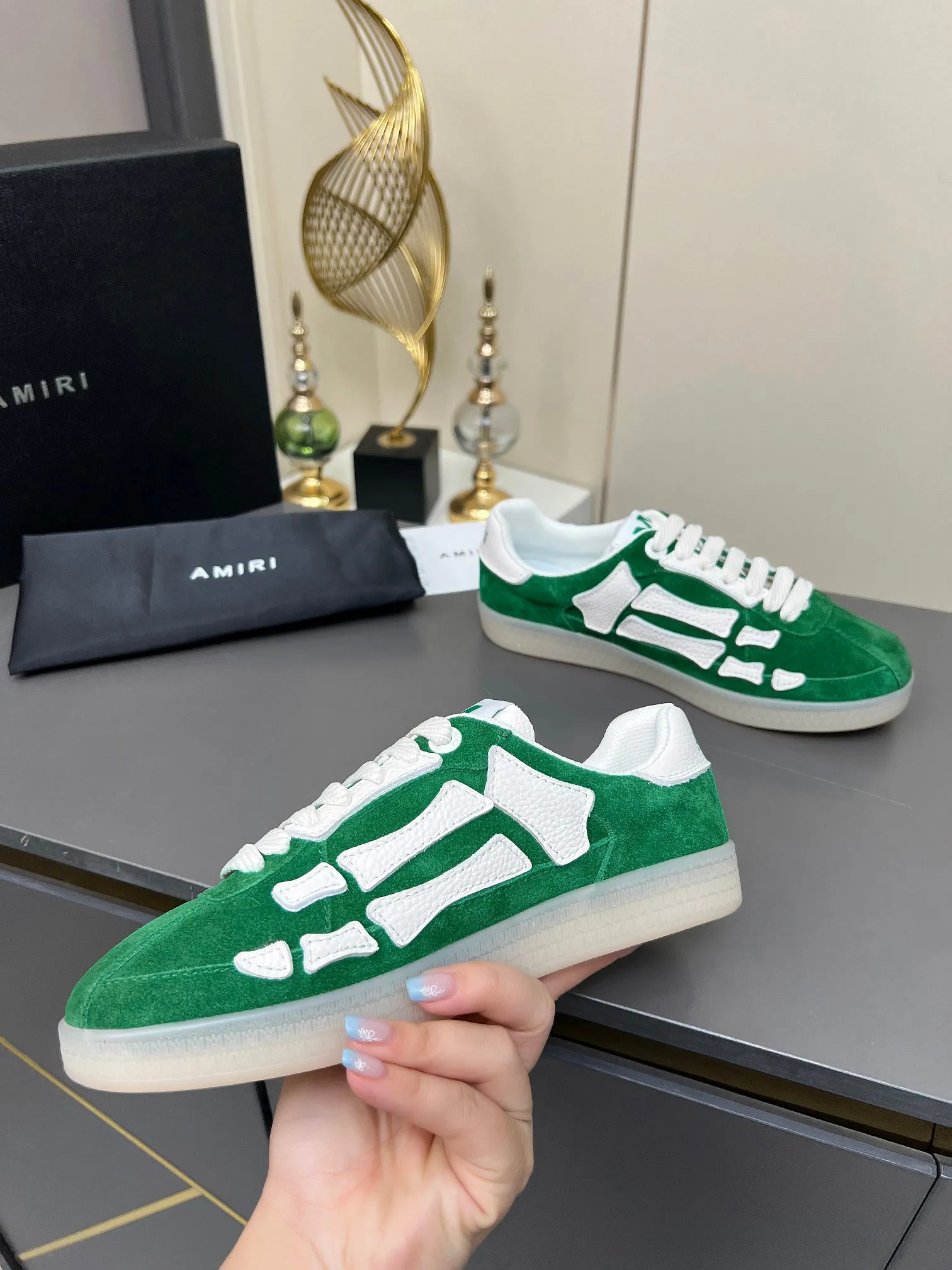 Men's Men's Shoes 💰580 Bone Shoes · AMIRI Skel-Top AMIRI 🔥 launches a new "ThePacific" series of low-top casual sports moral training shoes in the early spring of 2025. This iconic shoe covers men's and women's shoes, drawing inspiration from the brand's classic sports style and elegantly integrating West Coast style. "The Pacific" contrasting five-pointed star series is rooted in Amiri's unique California genes, showing the freedom and leisure atmosphere of the West Coast. This series launches two styles that incorporate the brand's iconic elements: the leather version is made of pure white leather with a same-color sole, and is embellished with star patterns on the side of the shoe, just like the bright starry sky of California. The black and ocean blue colors are shared by men and women, and there is also a red star model exclusive for men and a light pink star model exclusive for women. The suede model is decorated with the brand's classic bone pattern on the side of the shoe. The rubber sole and suede fabric complement each other. The color scheme covers black, chocolate and sand, and is suitable for both men and women. Made of imported cowhide and decorated with bone pieces on the sides of the upper, it is novel and unique and has a good three-dimensional effect! High-density breathable mesh lining + original molded TPU outsole 🙏 Recommended by celebrities, bloggers and internet celebrities, 🚵🏻 an indispensable item for shopping, partying and traveling. One of the most unmissable sneakers in 2025 ✦Color: 10 colors available ✦Size: Women’s size 35--40 ✦Size: Men’s size 39--45